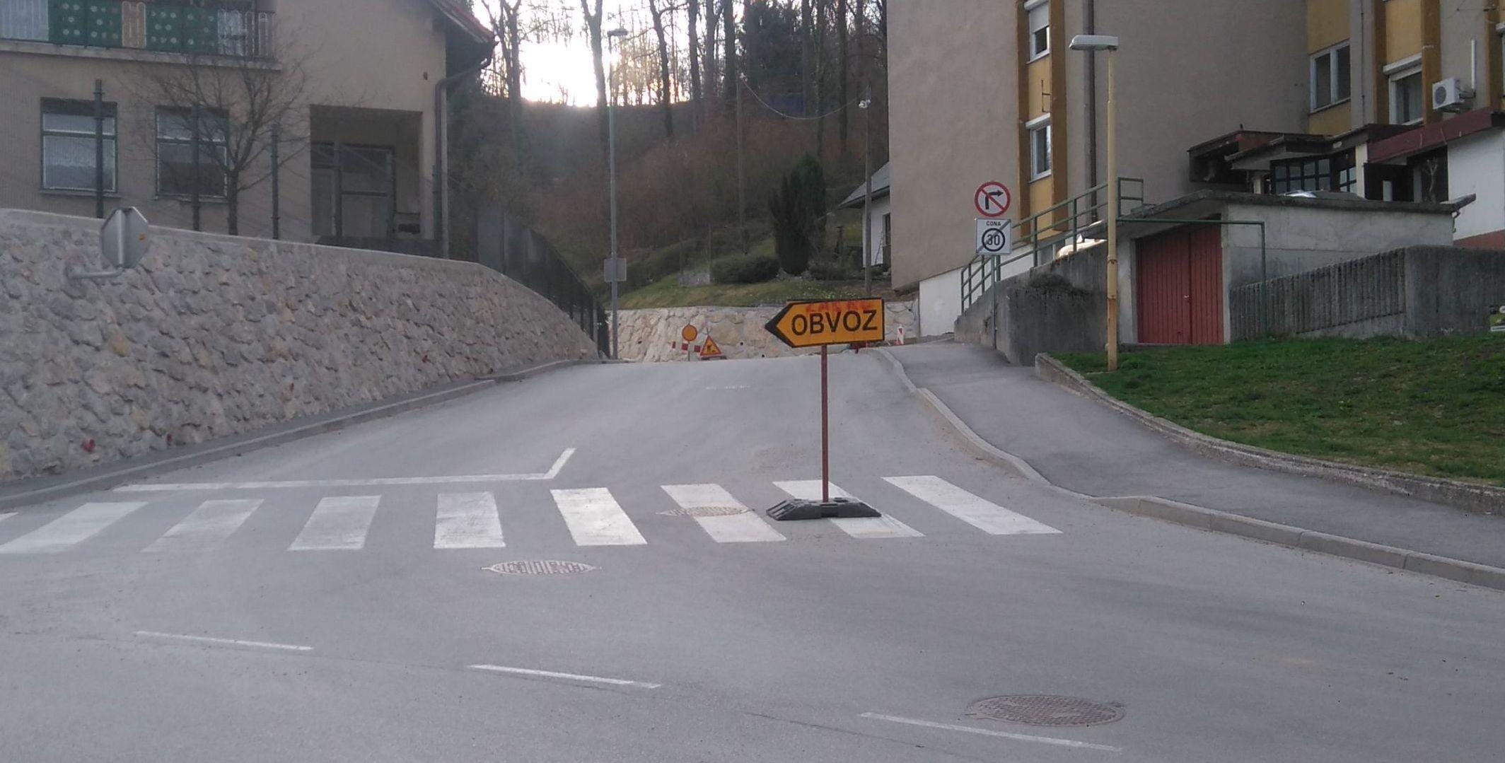 FOTO: Brez obvestila, a zapora ostaja