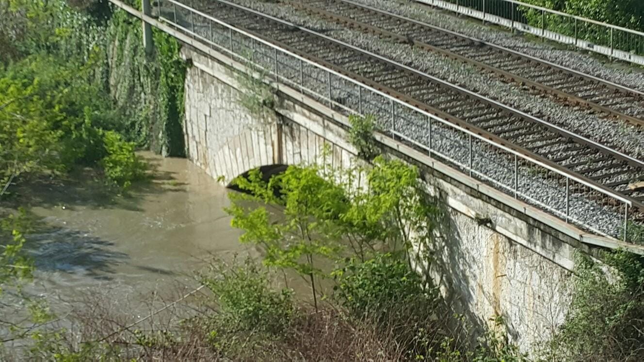 FOTO: Sava tik pod cesto, Medijo ustavile vreče