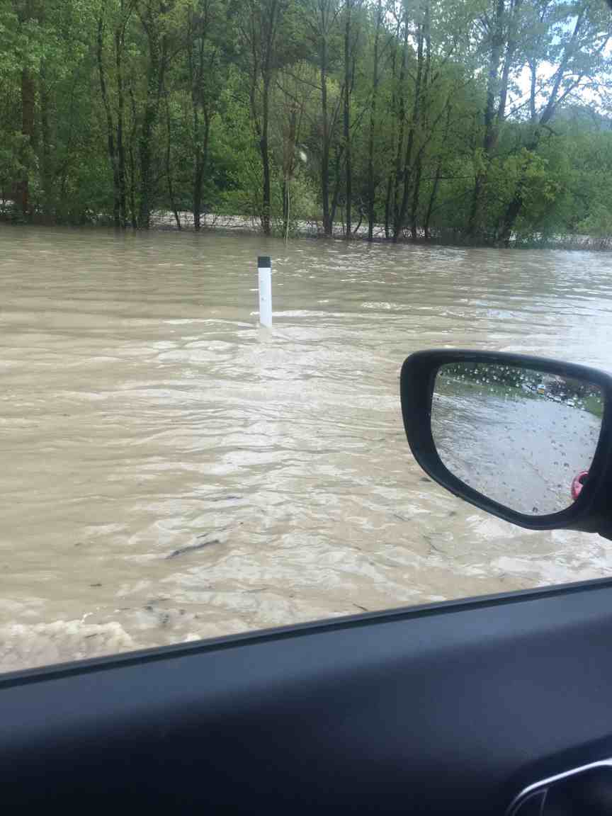 FOTO: Poplavljena cesta spet zaprta