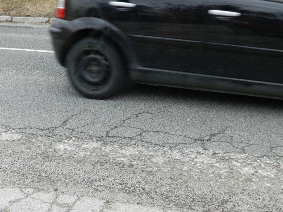 Deževje že potiska skale in uničuje ceste