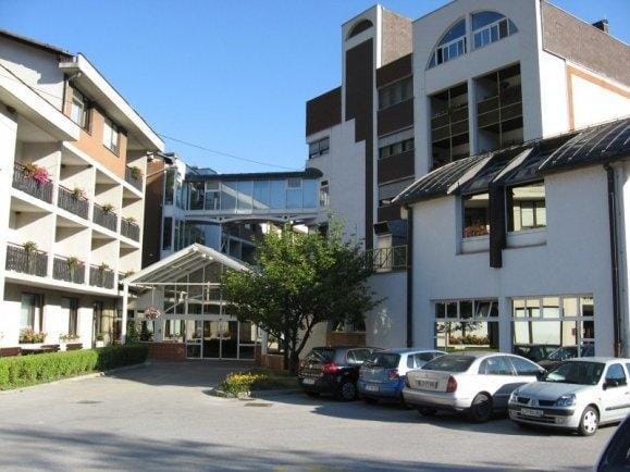 V domu na Izlakah okuženih 6 stanovalcev in eden od zaposlenih