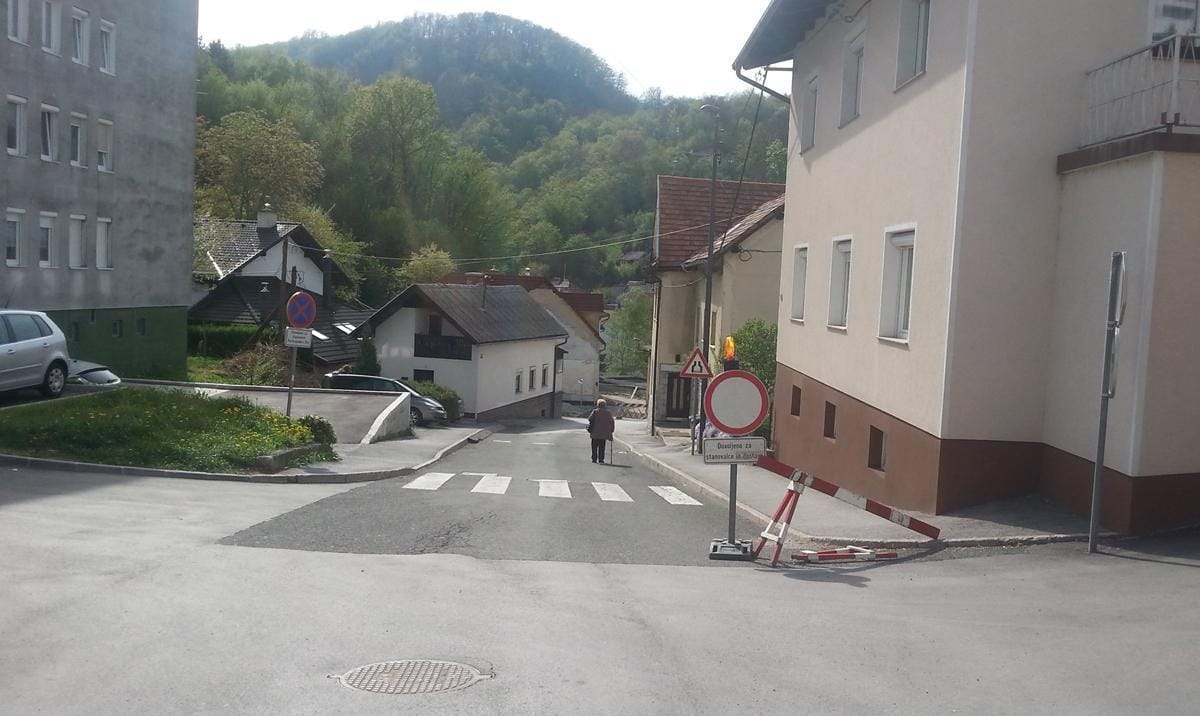 Poškodovali vodovodno cev, stanovalci brez vode