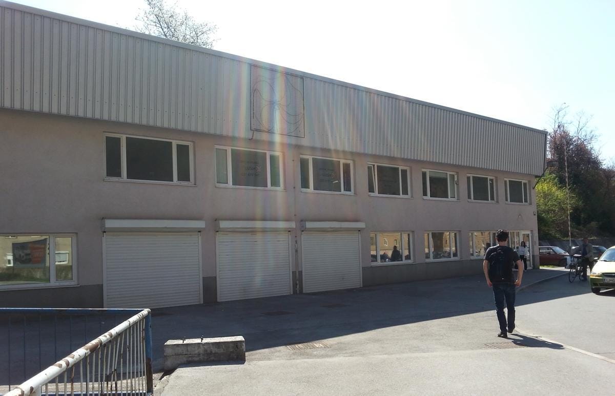 Naprodaj stavba na Trgu revolucije