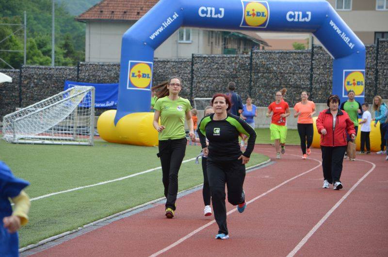 JUTRI: 10 krogov za 10 nasmehov za družino v stiski