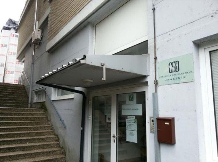 Po socialno pomoč v BMW-ju in z iPhonom v roki