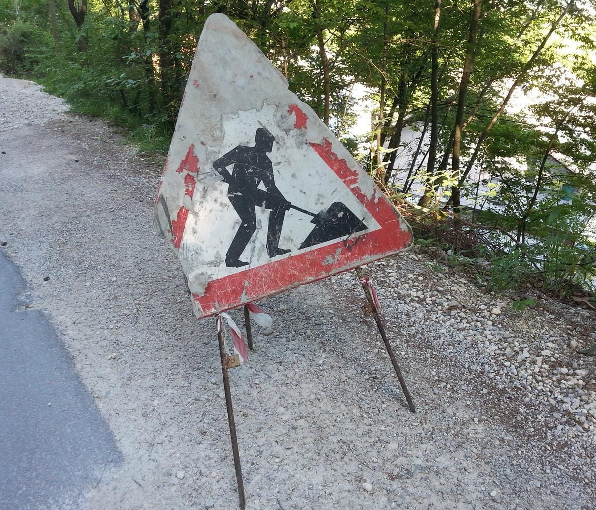 75.000 evrov za obnovo dveh cestnih odsekov