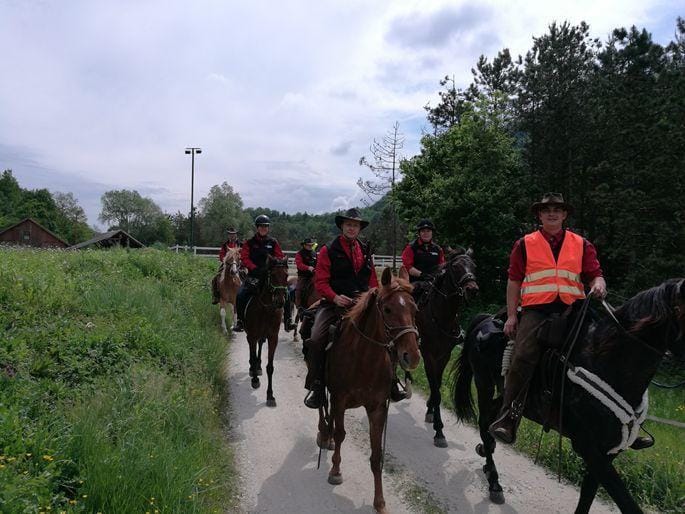 FOTO: Iz Trbovelj v Moravče kar na konjskem hrbtu