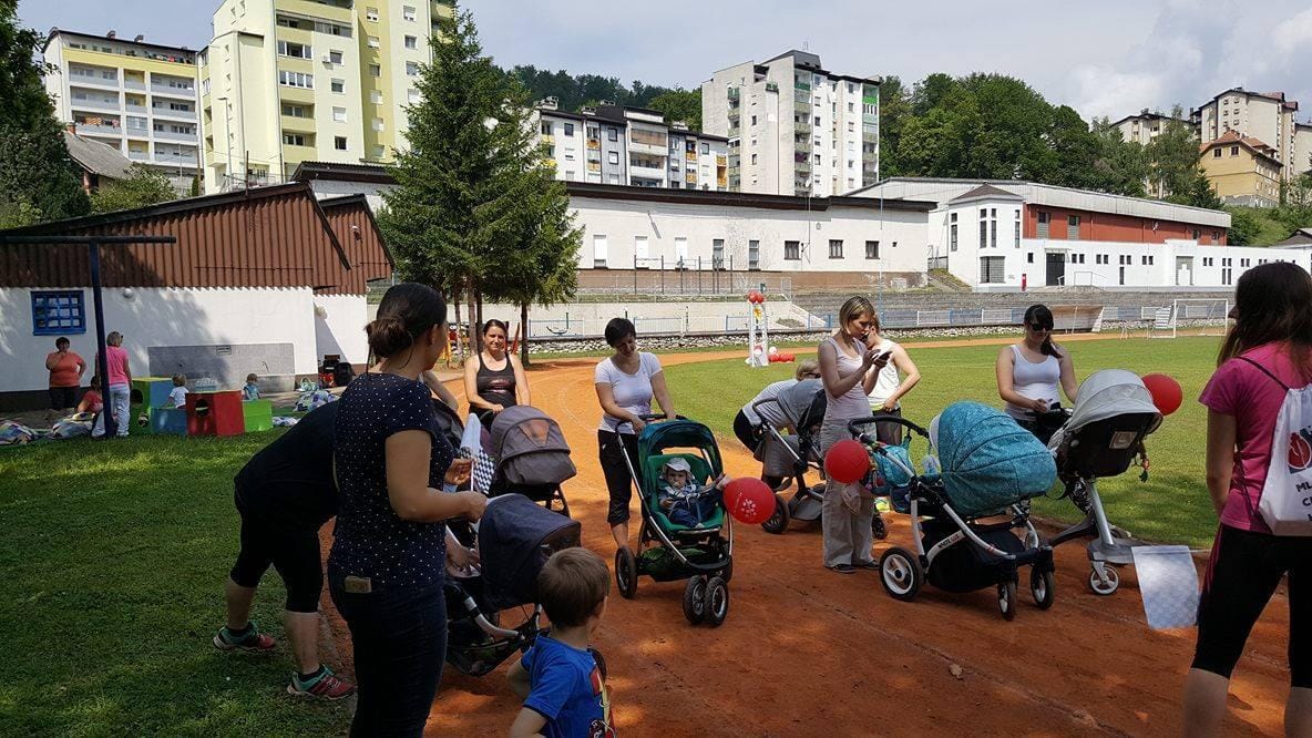 FOTO: Okrog stadiona kar z vozički