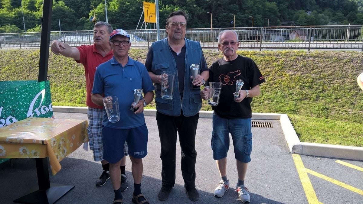FOTO: Hrastniški invalidi ob prazniku KS Steklarna