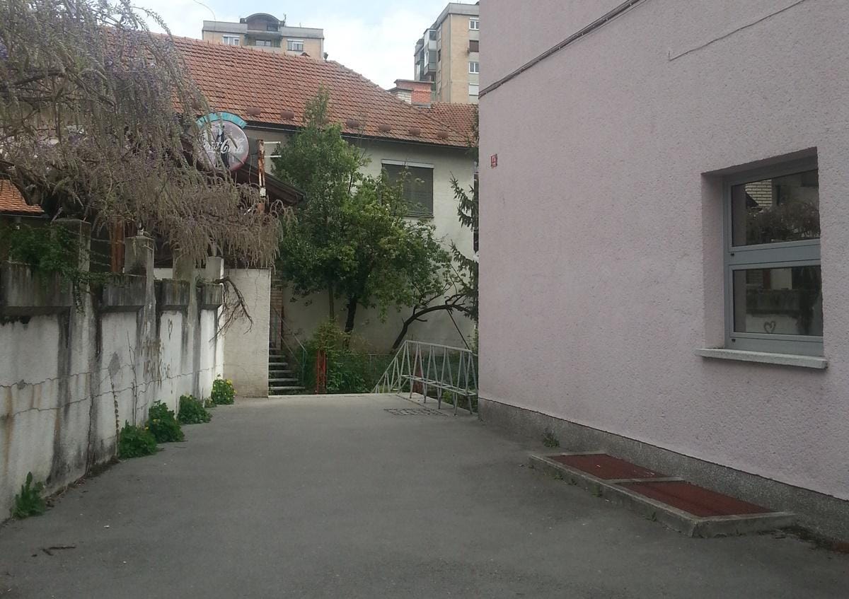 Občina in lastnica na sosednjih bregovih, klančina spet v predal