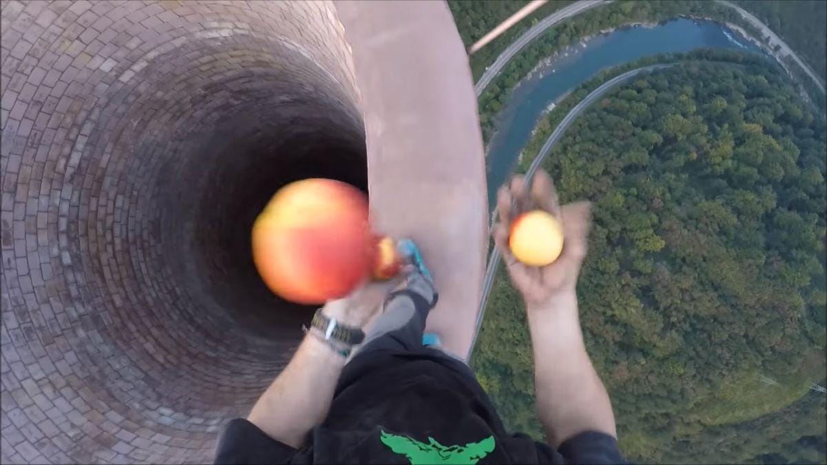 VIDEO: Predrzna Romuna hodila po robu trboveljskega dimnika