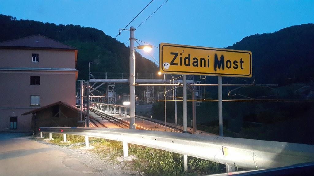 Usodna nesreča avtobusa in osebnega vozila