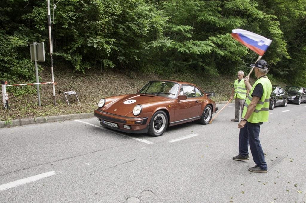 FOTO: Več deset Porschejev po Trbovljah