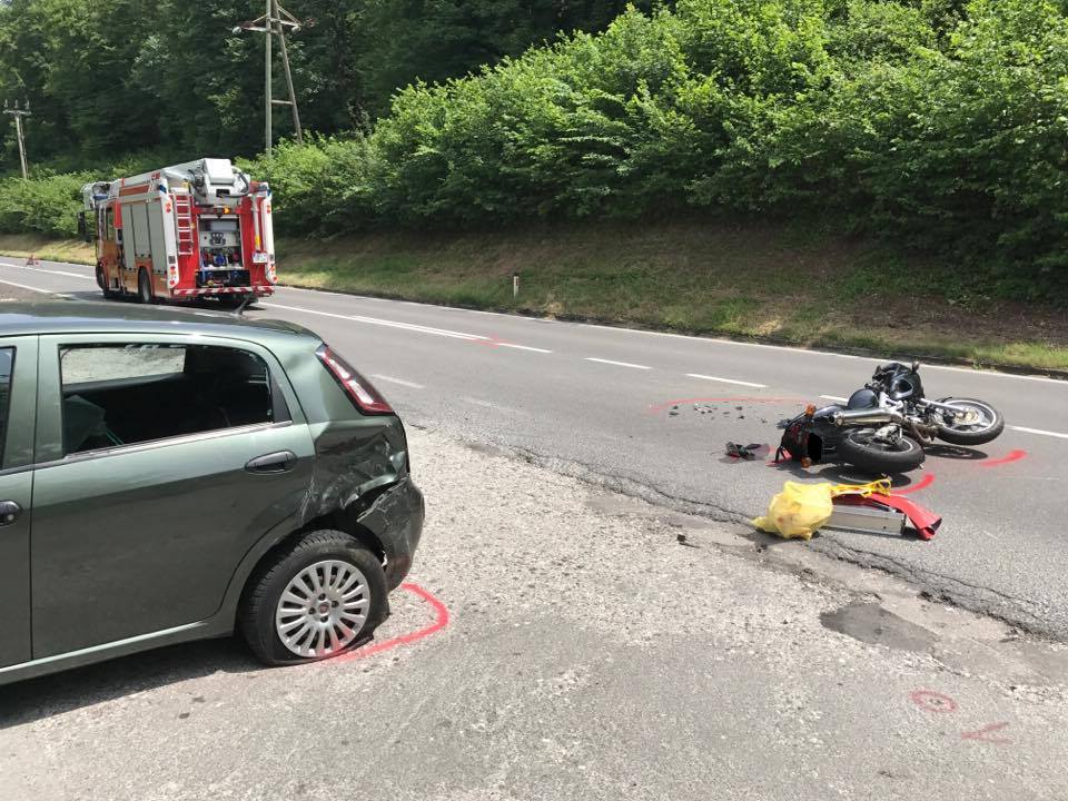 Poškodovano osebo odpeljali v UKC, drugo v ZD
