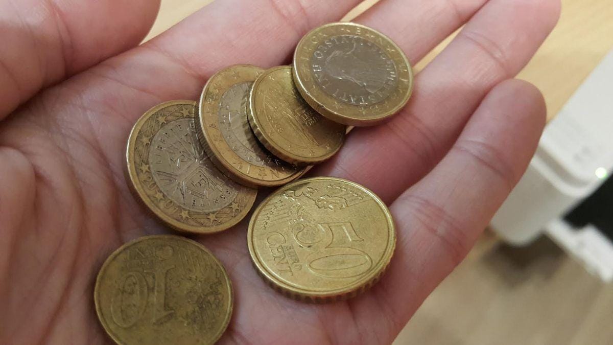PREVIDNO: Unovčil ponarejen kovanec