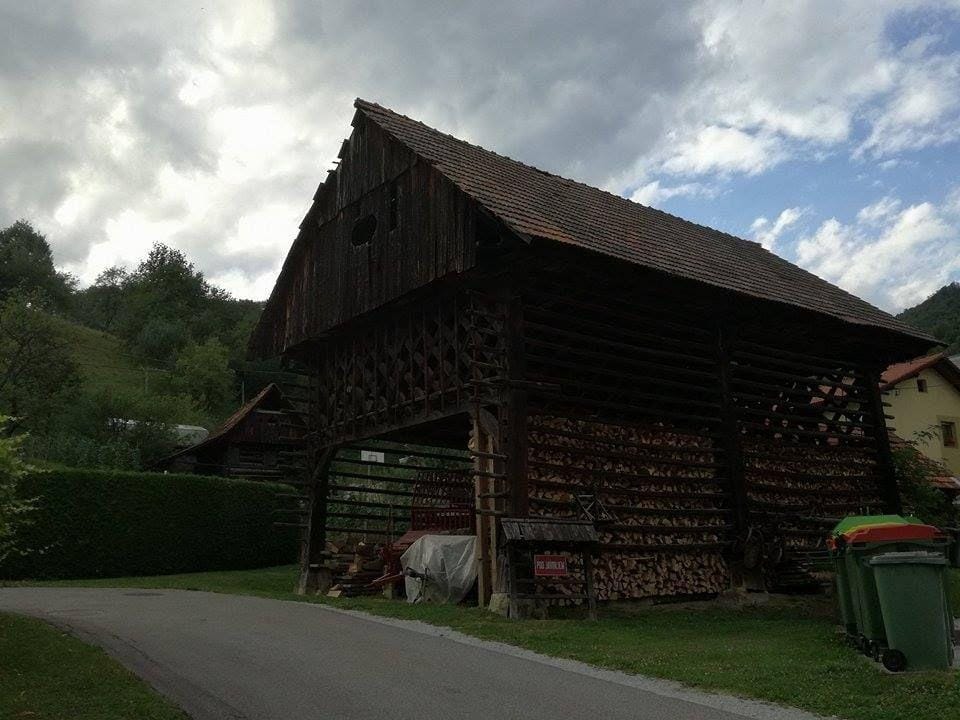Zanimiva kupčija: Občina prodaja kozolec