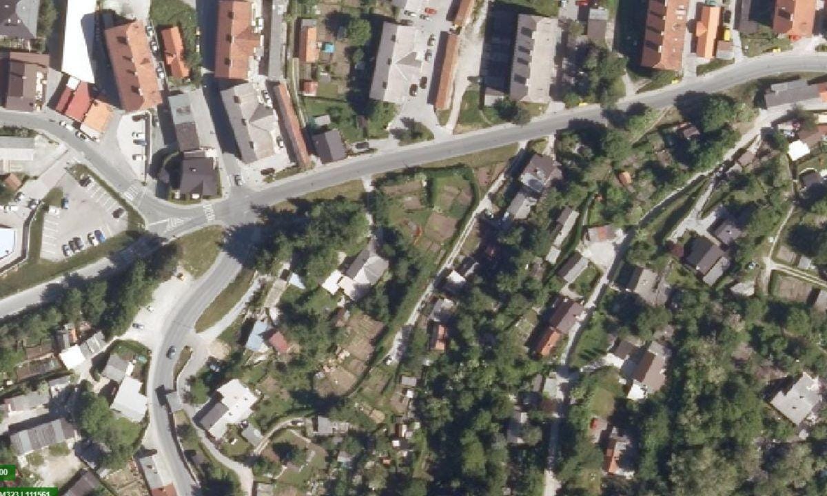 Parcela za 550 in stavba za 50 evrov. Kje? V centru Trbovelj