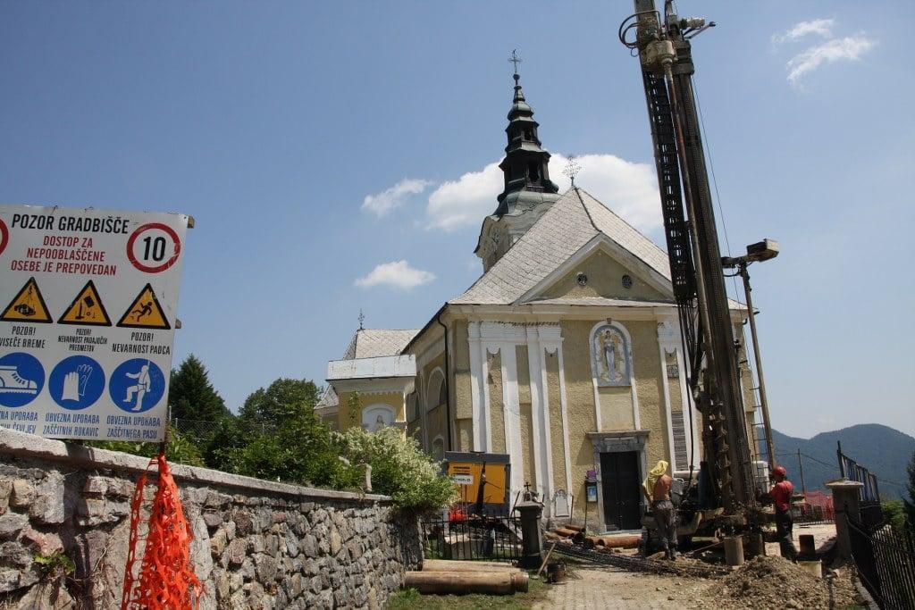Cesta na Čemšeniku zaprta več kot 2 meseca