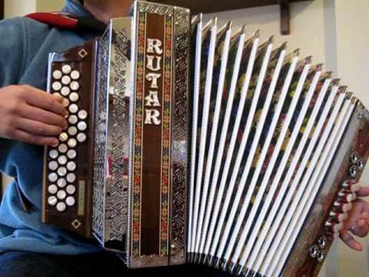 Občanko zmotilo igranje harmonike