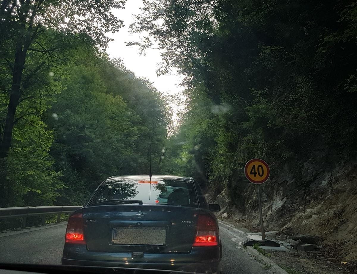 Počilo na cesti čez Slačnik