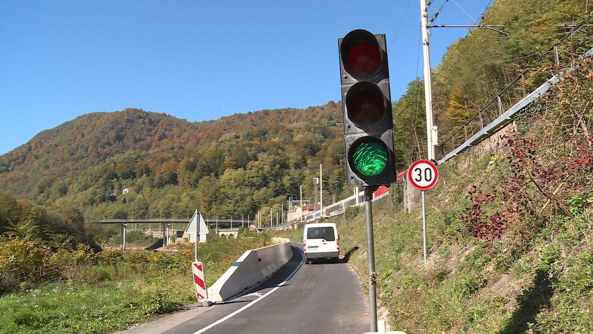 Vozniki bentijo nad gnečo in preozko cesto