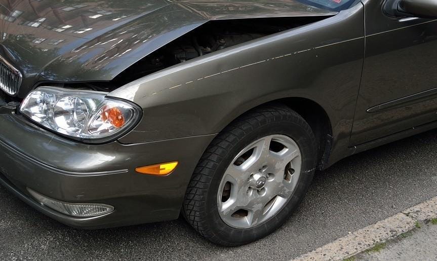 Trčil v divjega prašiča, škode za 3.000 evrov