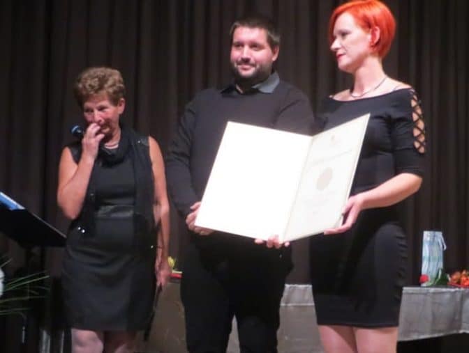 Sedem desetletij petja, igre in slike