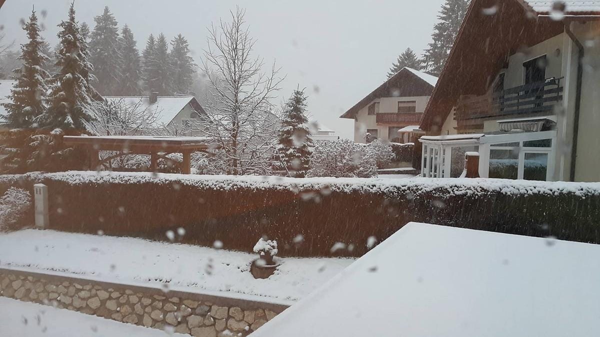 FOTO: Prvi sneg že pobelil Zasavje. Vozniki, previdno!