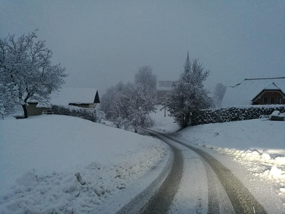 FOTO: Zasavce pričakalo snežno jutro