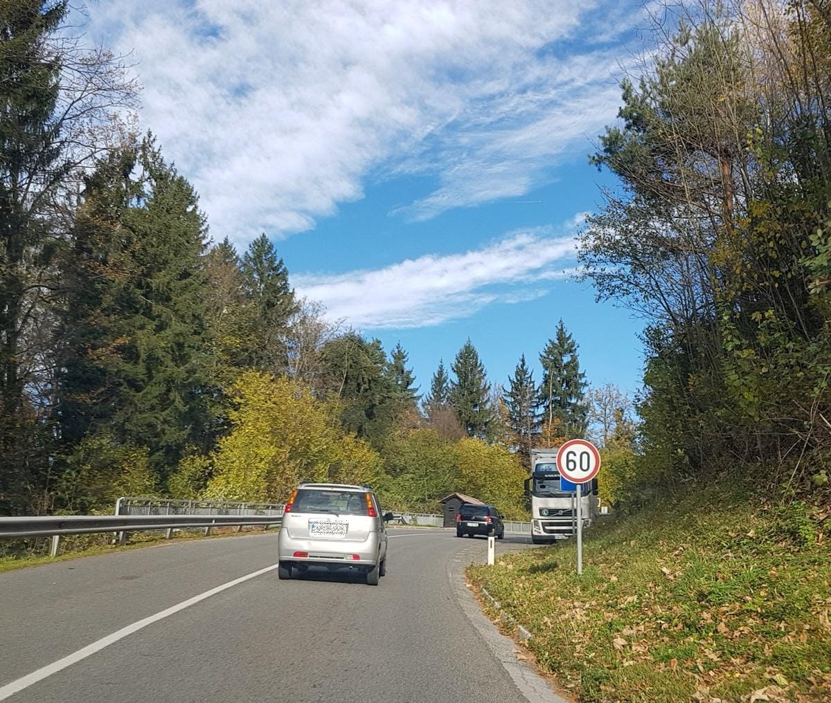 Parkiral kar na avtobusnem postajališču, stalo ga bo 40 evrov