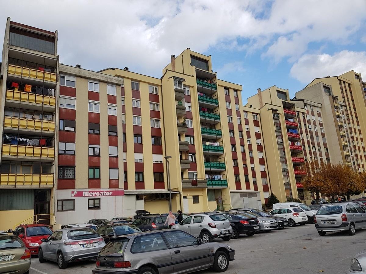 Zaparkirali so jih na parkirišču