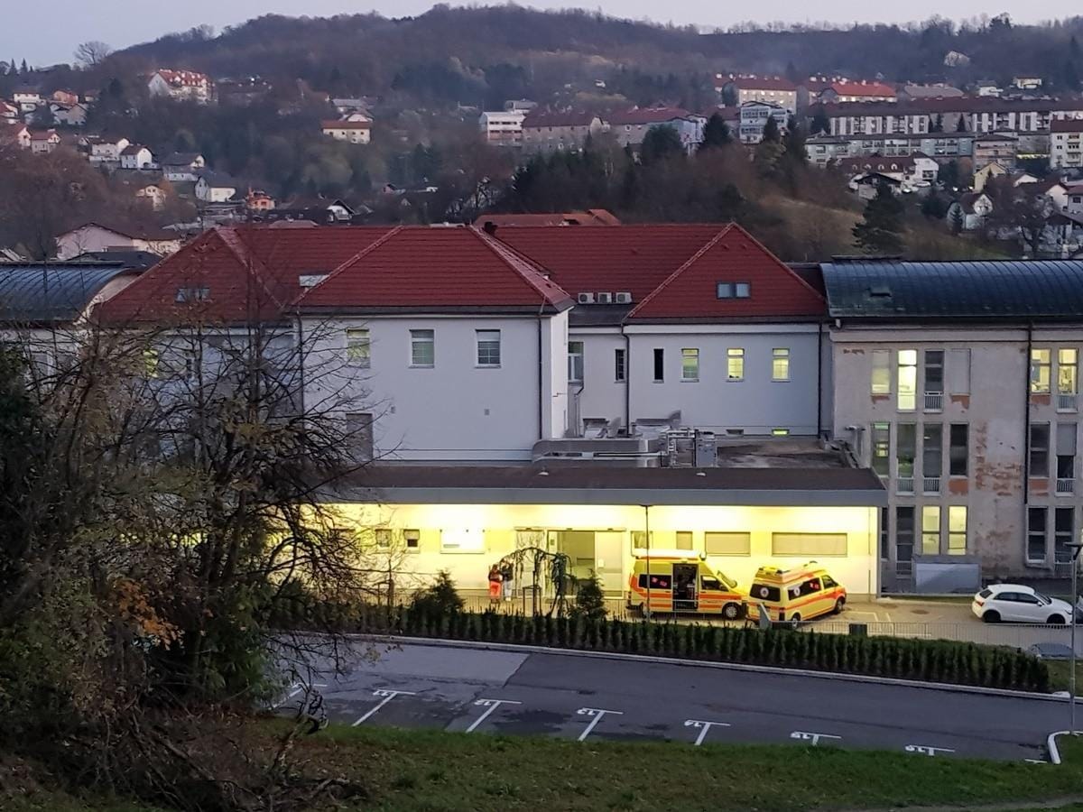 Reševalno vozilo zdrsnilo s ceste