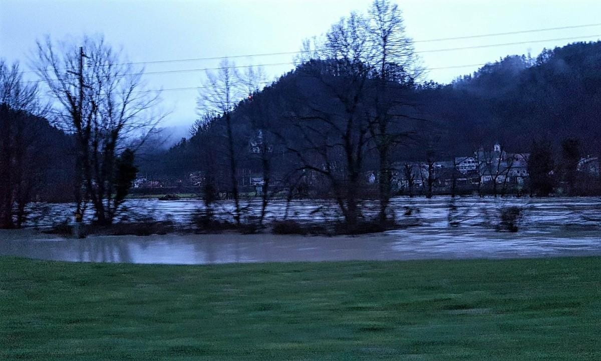 Sava se umirja, nekatere ceste že odprte