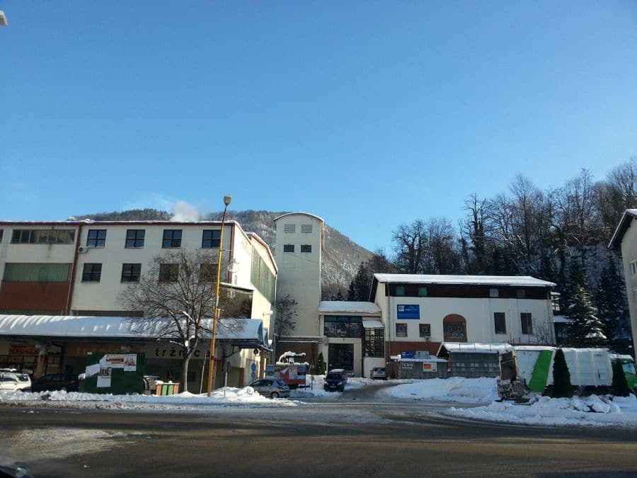 Hrastniška policija na tržnico? Vlada molči.