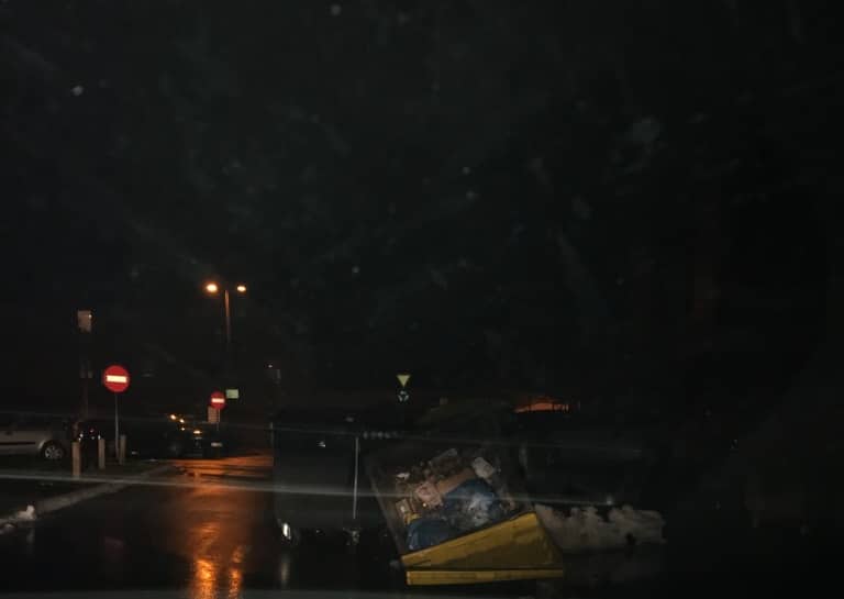 Veter podira drevesa in kable, odkriva strehe