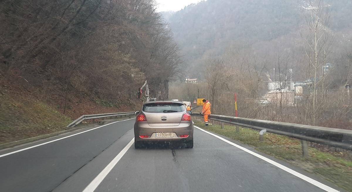 Previdno: promet na Zasavki oviran