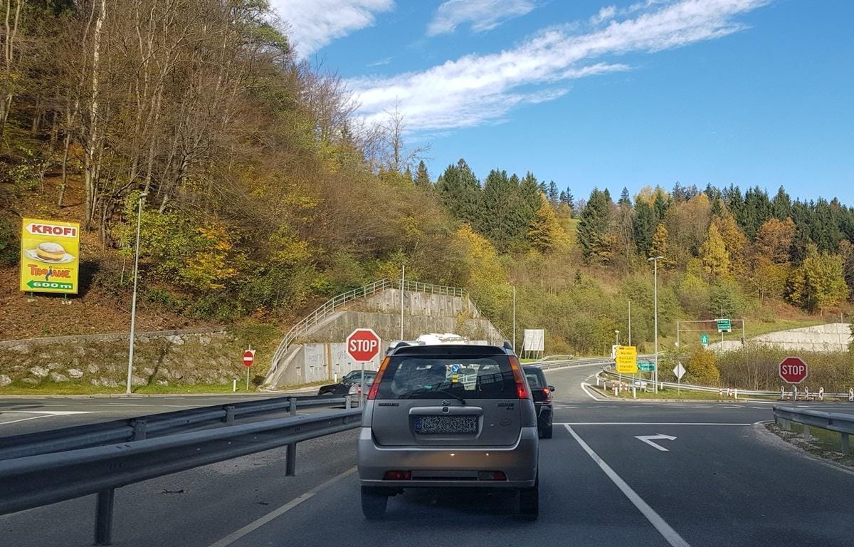 Na Trojanah res kradejo iz avtov?