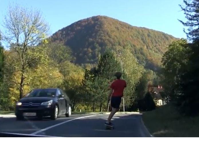 VIDEO: Guus in Justina na rolki in v teniskah po Hrastniku