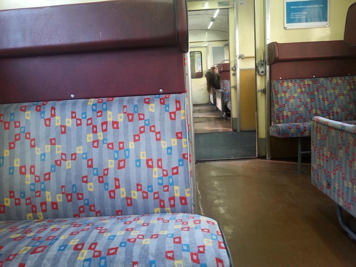 Skale poškodovale tire, daljše zamude vlakov