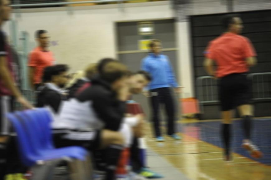 Zaradi izključitve je razbil steklo