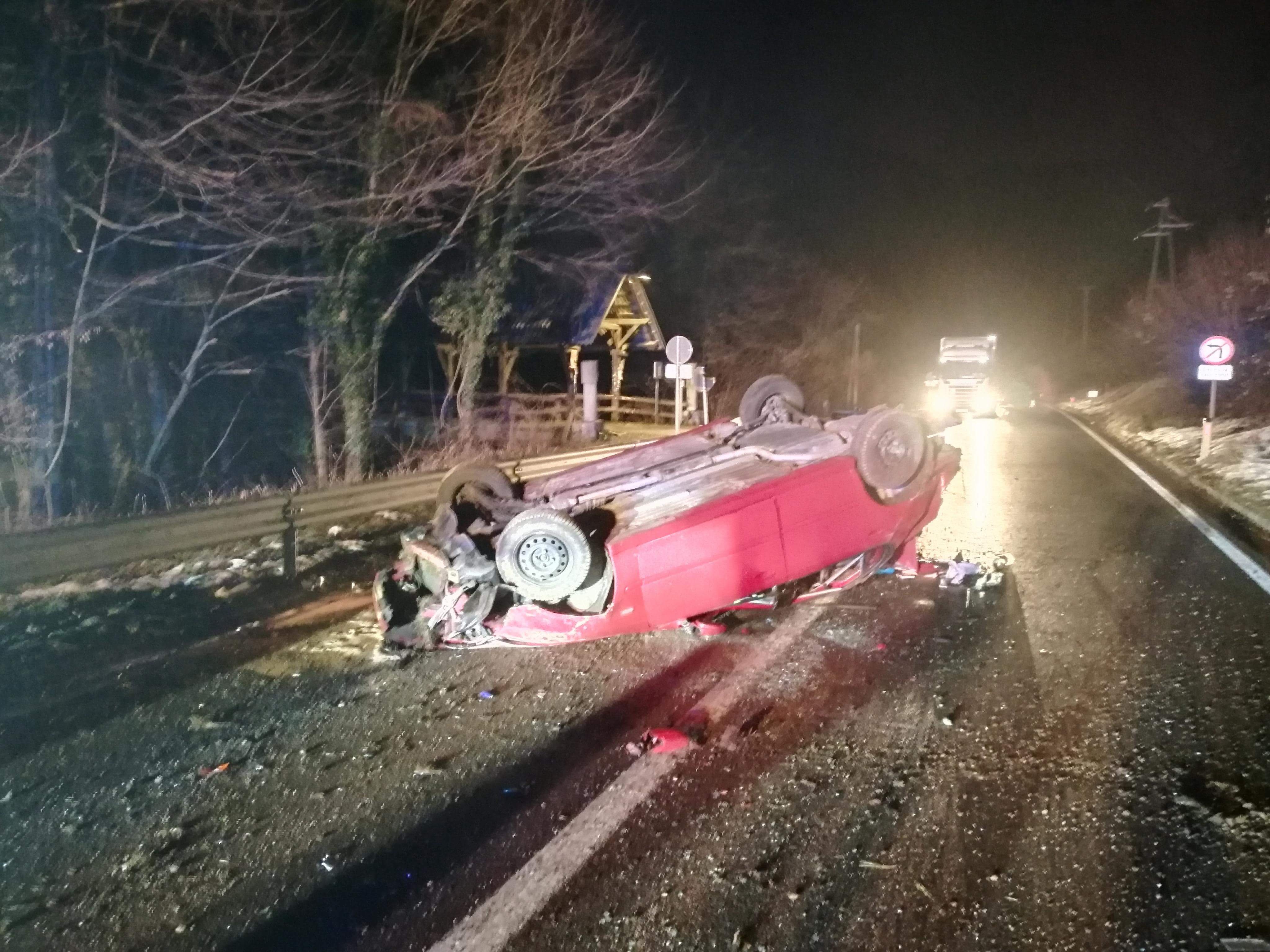 Vozilo je prevrnilo na streho, ena oseba poškodovana