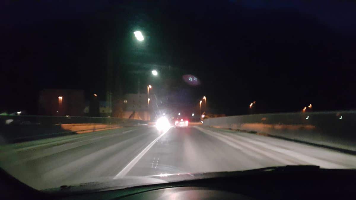 Kombi se nama je približeval, zato sva zbežali in se skrili ...