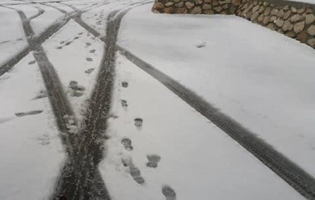 V Trbovljah s ceste zdrsnilo vozilo