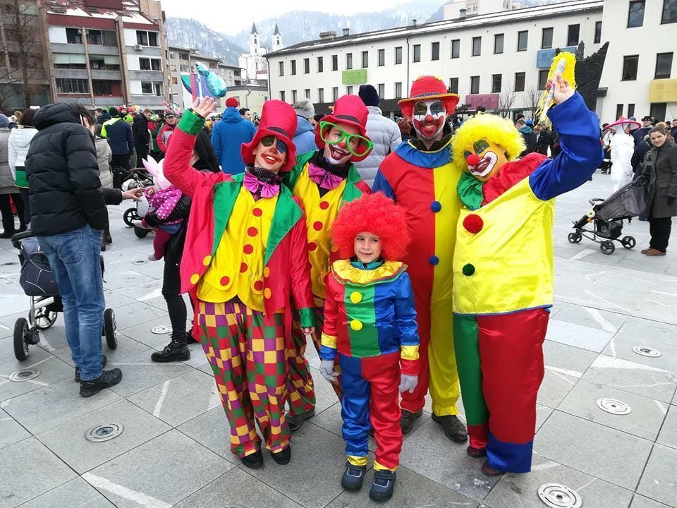 Korona je pusta v Zasavju pregnala na splet, ampak krofi bodo pa "tapravi"
