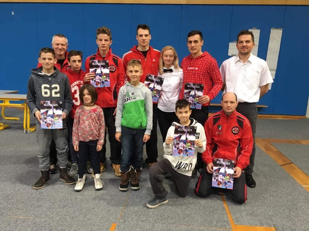 Vsi izlaški pon-do-kwanovci na stopničkah