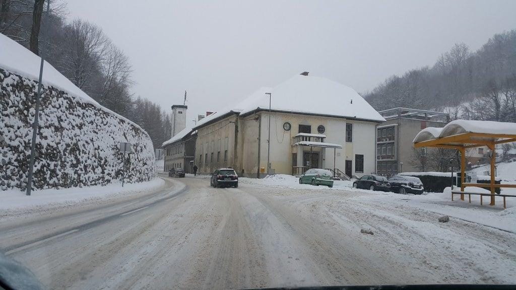 Podrobnosti nesreče šolskega avtobusa znane
