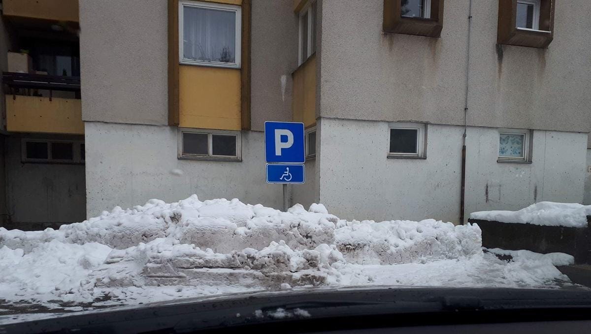 Vsako leto isto: Sneg splužijo kar na parkirno mesto za invalide!