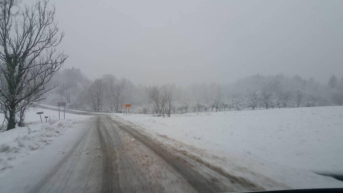 FOTO: Nekje le za vzorec, drugje že vse belo