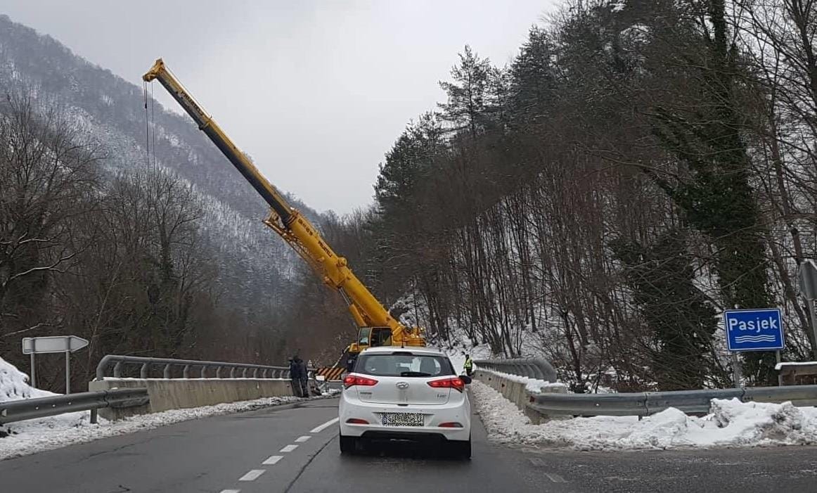 Zasavka pri Polšniku: promet izmenično za osebna vozila, zaprta za tovorna vozila
