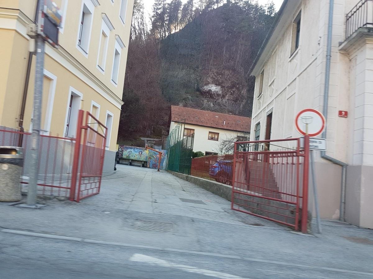 Na varnem, z novim igriščem in visokimi gredami